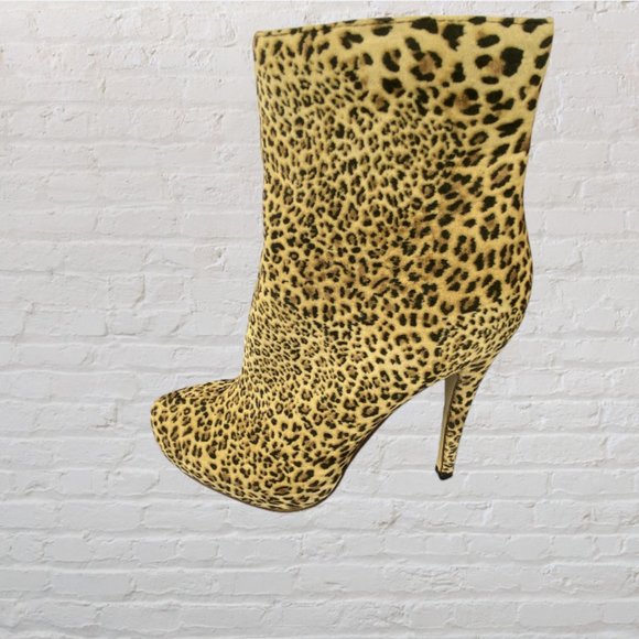 JUST FABULOUS -- Ankle Boots/Booties, Leopard Patterned, Platform with Side Zip - Picture 6 of 10